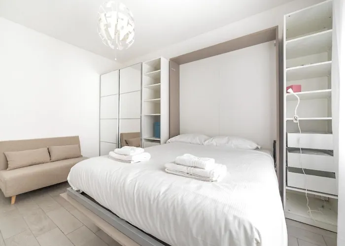 Piazza Tripoli Bright Apartment